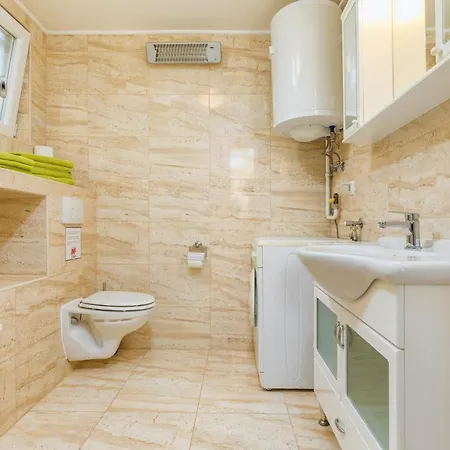 3 Bedroom Awesome In דירה פולה