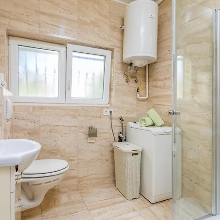 דירה 3 Bedroom Awesome In