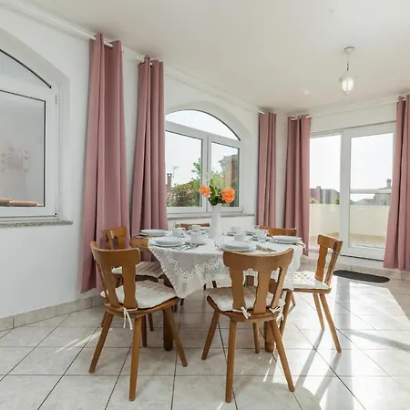 3 Bedroom Awesome In פולה