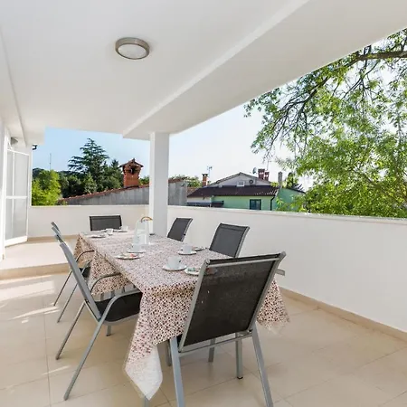 3 Bedroom Awesome In * פולה