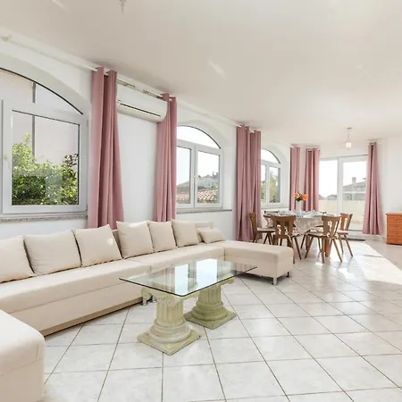 דירה 3 Bedroom Awesome In פולה