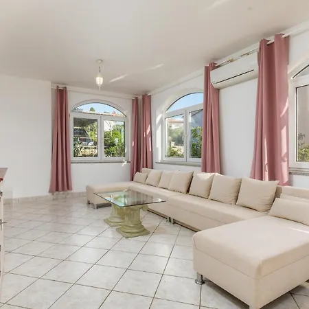 3 Bedroom Awesome In דירה