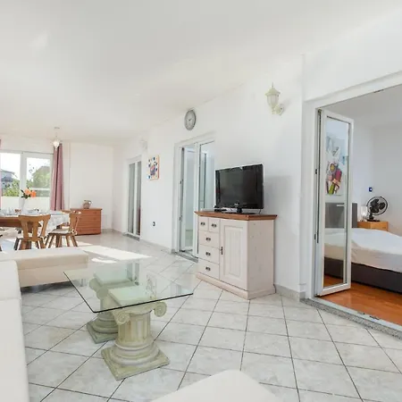 3 Bedroom Awesome Apartment In Pula Apartment