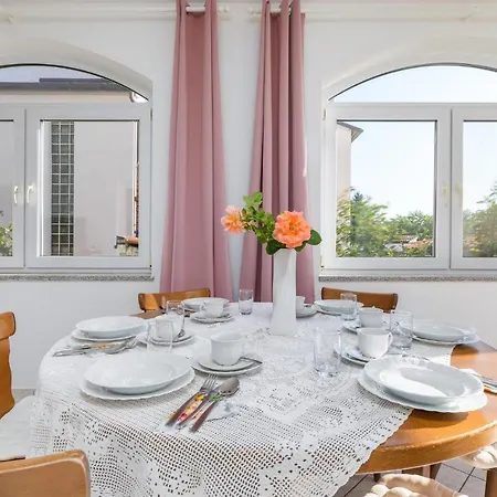 Apartment 3 Bedroom Awesome Apartment In Pula